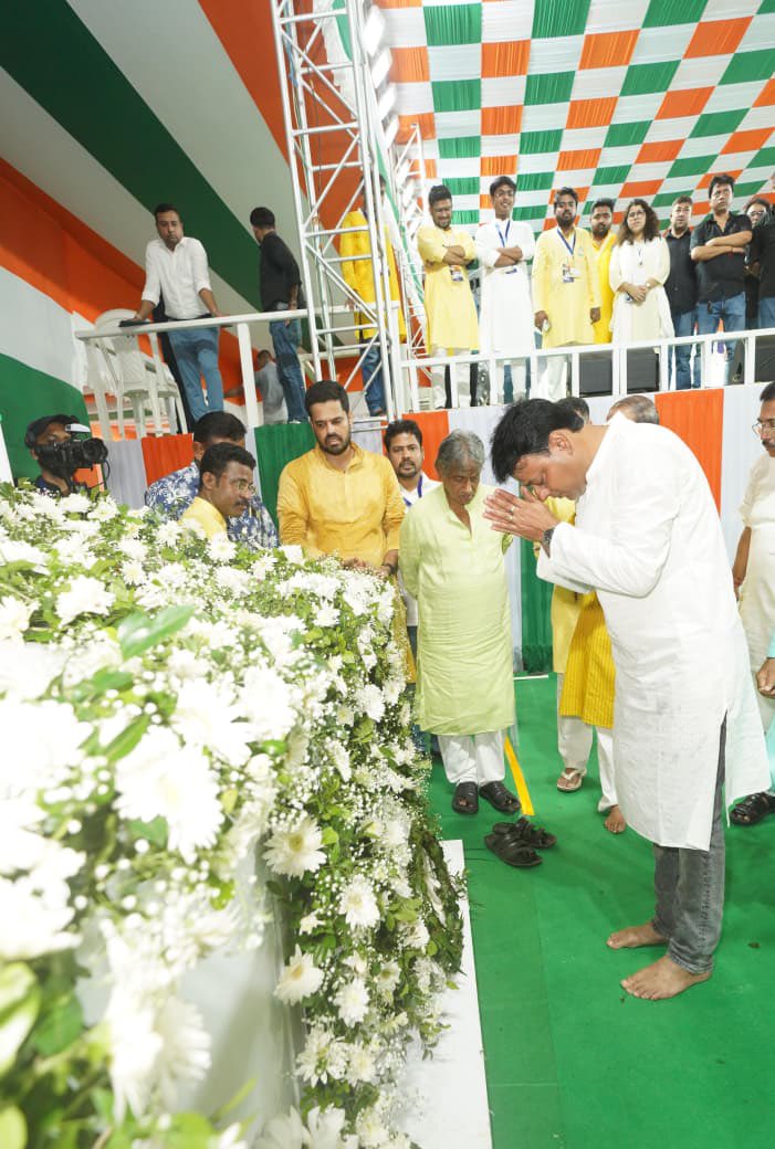 #TMCPFoundationDay was marked with pride as our leaders unfurled the flag at the rally stage, and offered floral tributes.

This day carries with it the spirit of our uncompromising struggle, the ideals of our movement, and the boundless energy of Bengal’s youth.