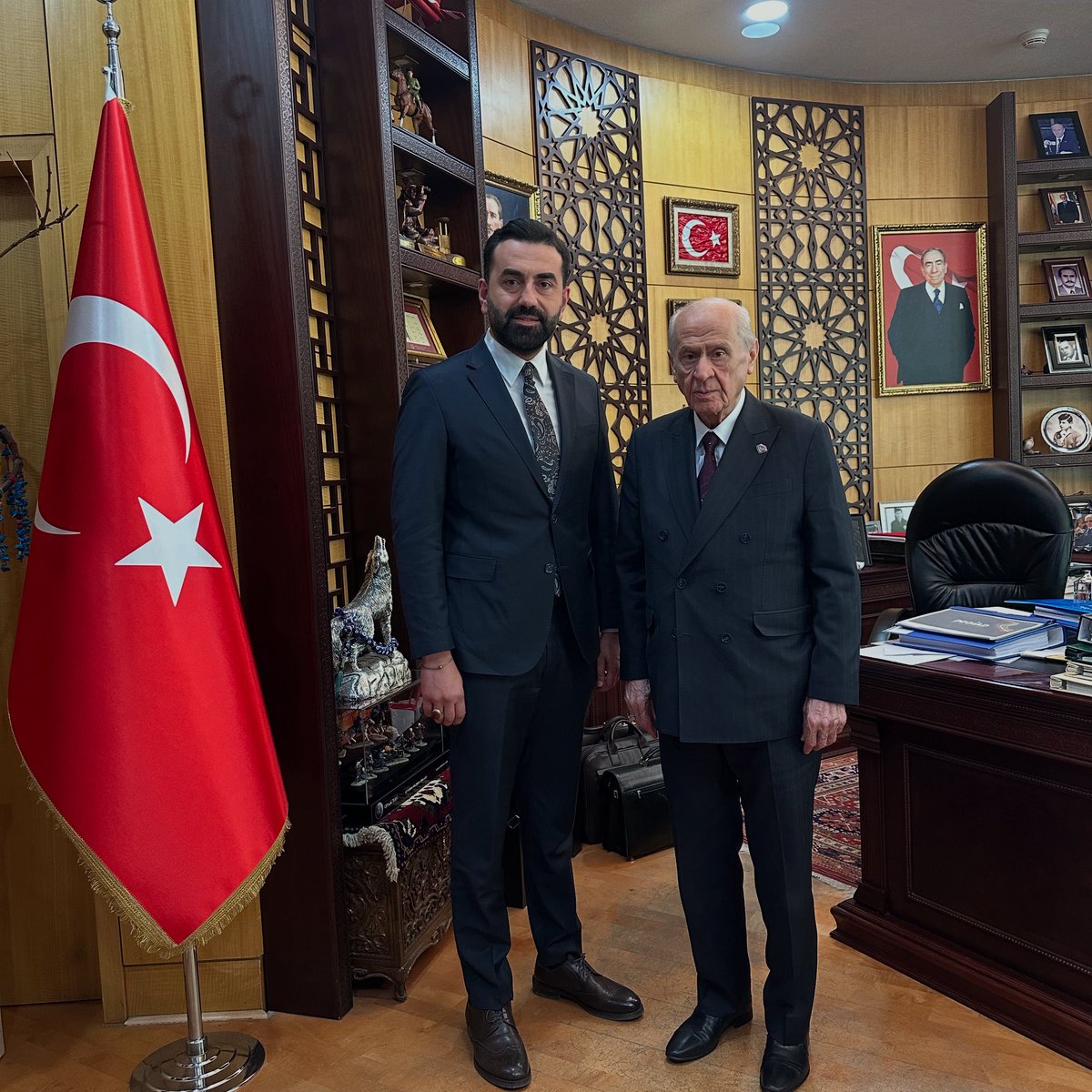 Milliyetçi Hareket Partisi Genel Başkanı Bilge Lider Devlet Bahçeli Bey’i ziyaret etme onurunu yaşadım.
 Nazik kabulü ve misafirperverliği için kendisine teşekkürlerimi ve şükranlarımı sunarım.#DevletBahçeli #cumhurittifakı