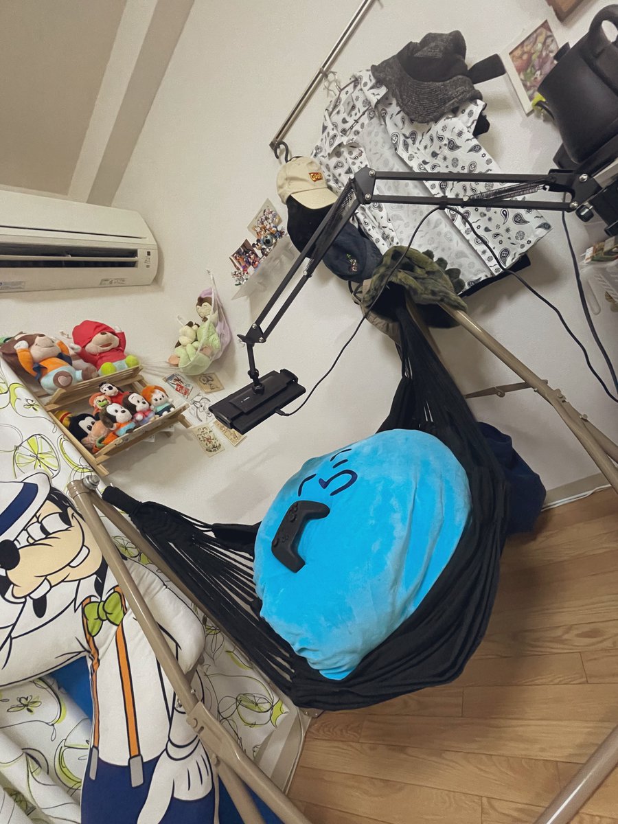 pan04578761's tweet photo. 最近ハンモックでSwitch2やれるようにアーム買ったんだけどさ…めちゃ気に入った。ダメ人間度が加速する https://t.co/KkBHQfunRu
