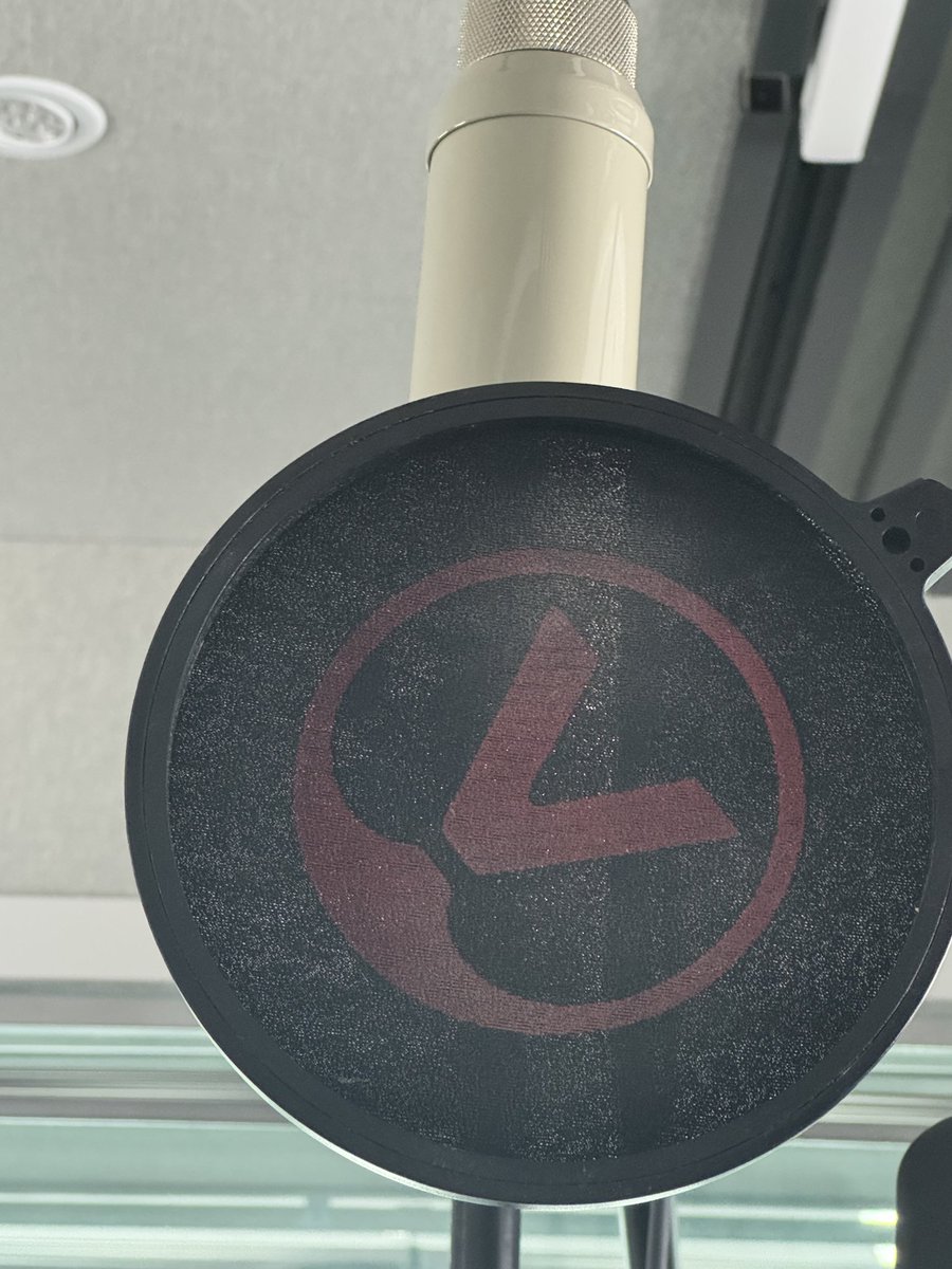 회사 녹음 부스 맞는것 같다
앨범 맞나봐 ㅠ
하성운 앨범 너무너무 기대해