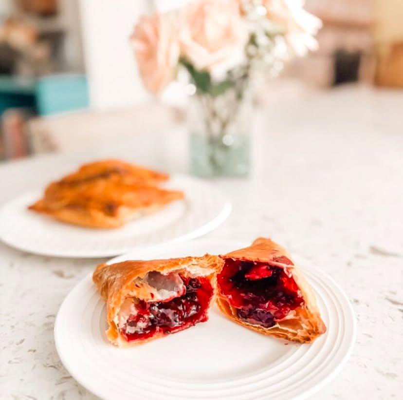 MarieBostwick's tweet photo. 🥐 Blackberry season = the perfect excuse for these Easy Puff Pastry Turnovers! Sweet, flaky, and perfect for breakfast or an afternoon treat. 🍇✨

👉 Grab the full recipe here: https://t.co/Fq1YoWhBxy https://t.co/VGITLbb0ts