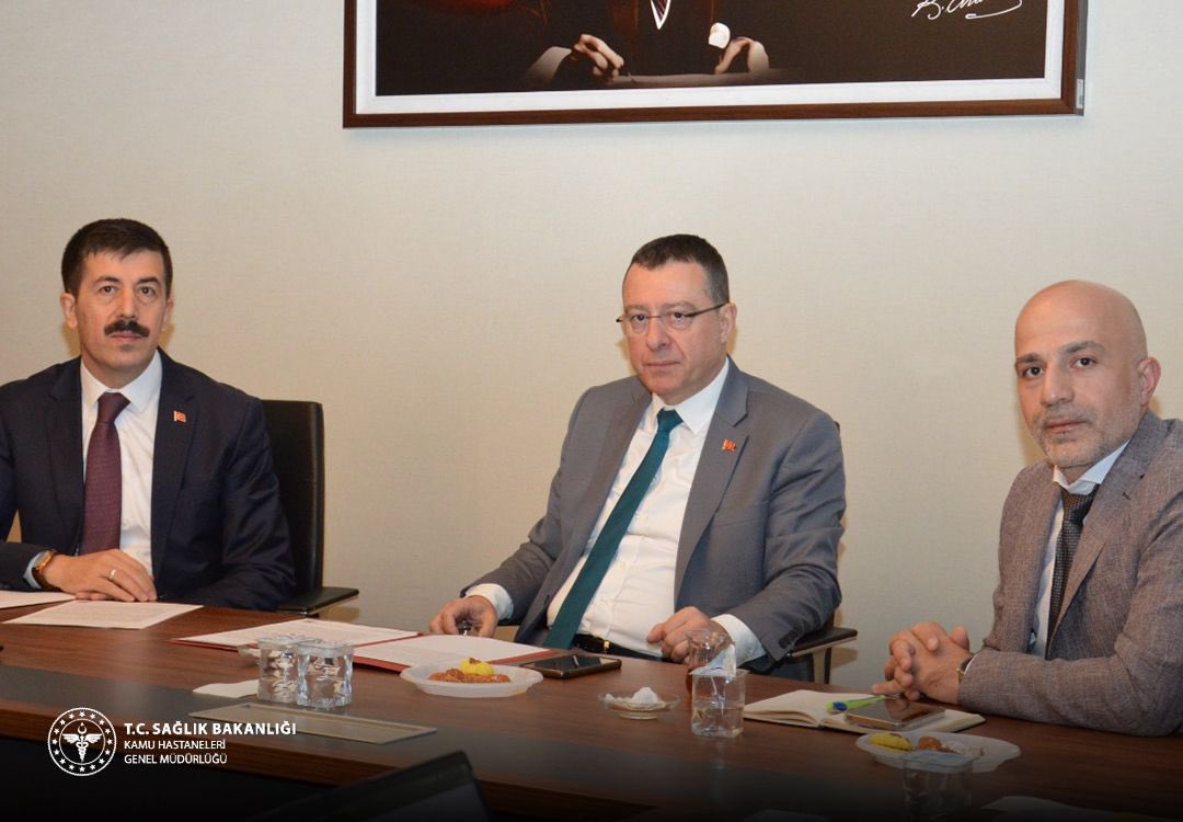 Genel Müdürümüz Dr. Hakan Usta, Kütahya Sağlık Bilimleri Üniversitesi Rektörü Prof. Dr. Ahmet Tekin, Kütahya İl Sağlık Müdürü ve ilgili ekibin katılımıyla Bakanlığımız yerleşkesinde bir toplantı gerçekleştirildi.
Toplantıda, Kütahya’daki sağlık hizmetlerinin geliştirilmesi ve