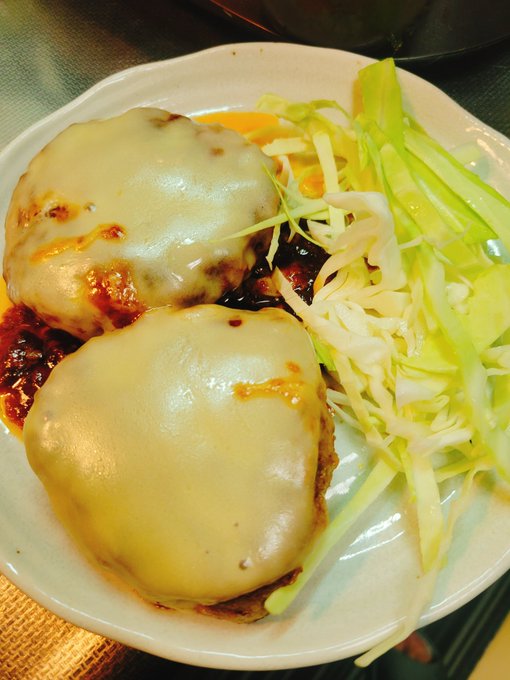 ちょっと久々にデミグラスチーズハンバーグ作った。
ソースもお手製、めちゃ美味しかった 