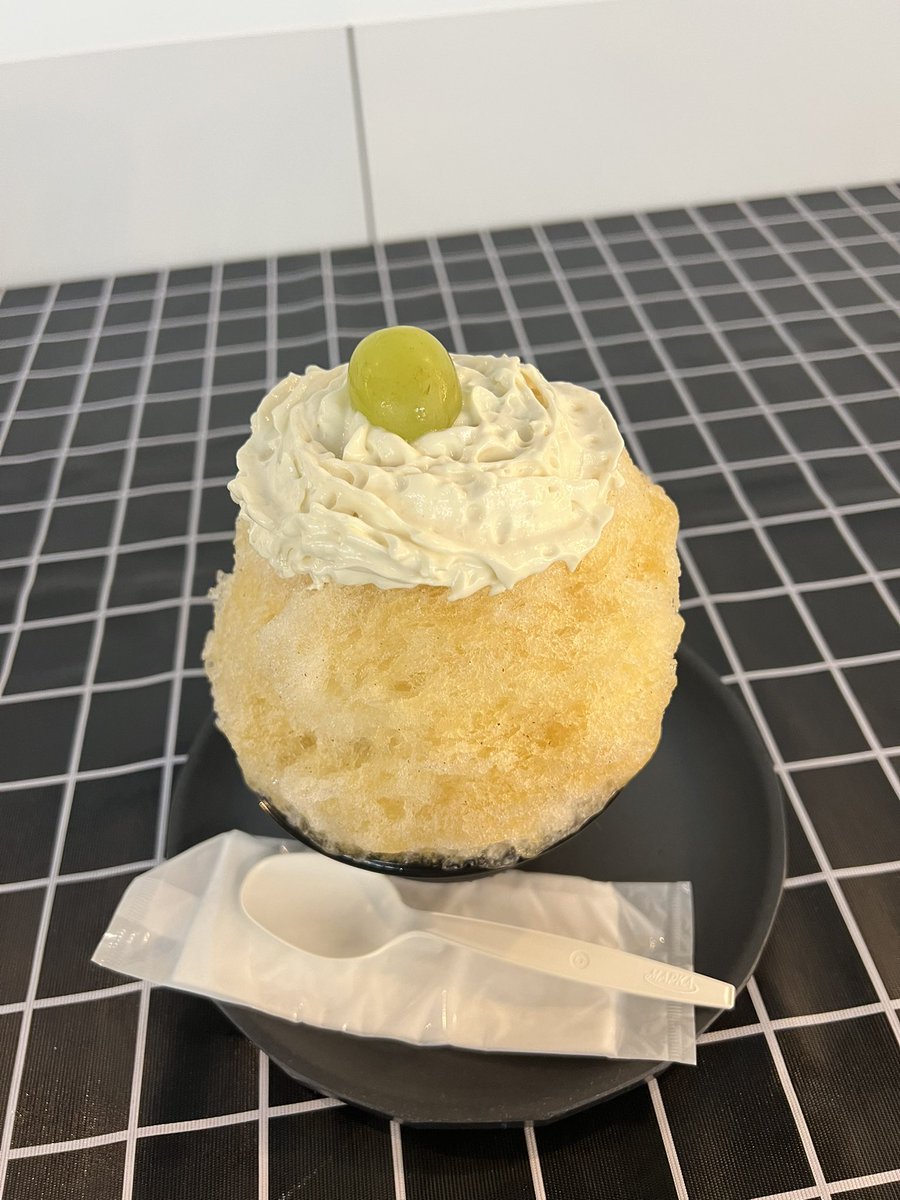 ganta0211's tweet photo. 名古屋駅で開催中❗️
『かき氷＆ひんやりスイーツフェア』
行ってきた

今回は奈良で大人気の『#ほうせき箱』が、出店してるとのこと

本日限定氷
シャインマスカットとじゃばら柿の葉茶

初めて食べたけど、柿の葉茶の風味最高でエスプーマ面白かった🐻

#かき氷
#todaybear
#名古屋スイーツ https://t.co/ztcBLK5qEN