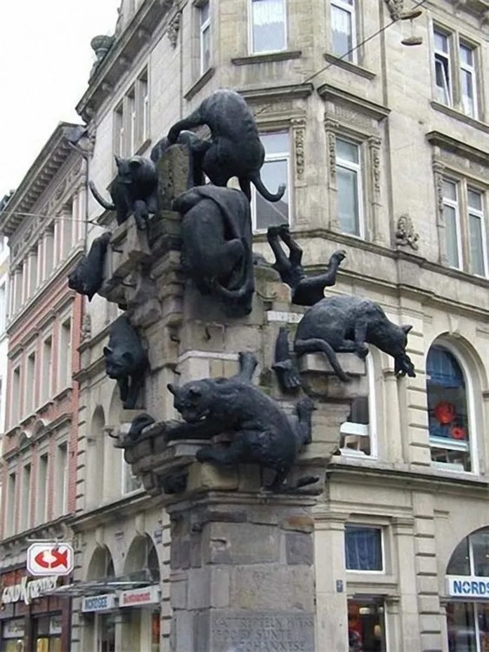 Great Animal Statues! 
-
Katzenstele - Siegfried Neuenhausen (A former professor at the Braunschweig University of Art.) in Braunschweig, Germany. This monument has been drawing attention to stray cats in Braunschweig.  
📸 STREET ART UTOPIA 
#AnimalStatues #StreetArt #LoveCats
