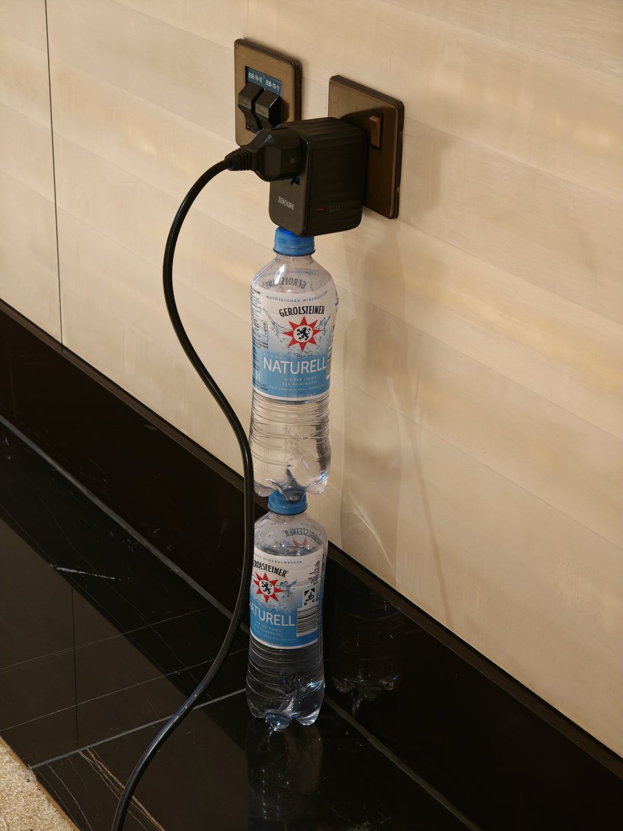 Vielleicht hätte ich doch, so wie mein Großvater, Bauingenieur werden sollen .. zumindest helfen die beiden Flaschen dabei, den UK-Adapter an den labbrigen Steckdosen zu stabilisieren 🫠