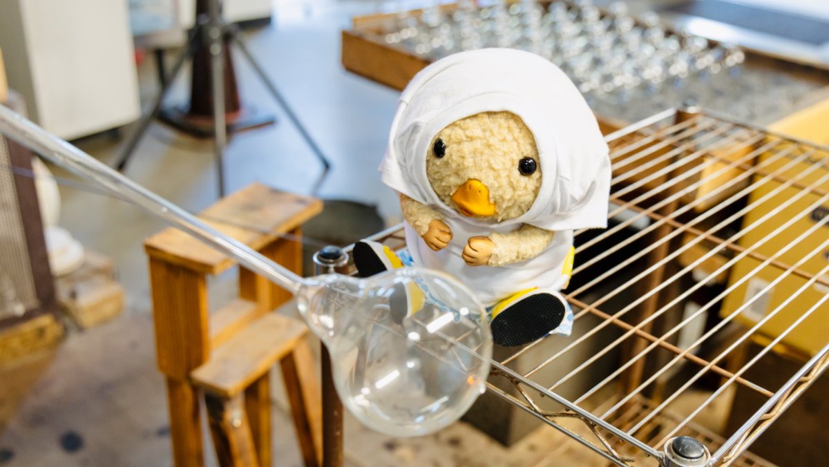 ちょとこれは、どう見ても、火の玉だねぇ。
しょくにんさんが、火の玉を、フーフーふくらませてるよ。
あ、おきくなた！