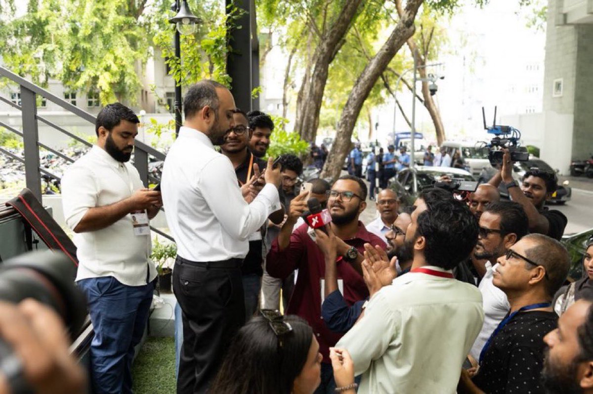 suhamoosaa's tweet photo. ރައީސް @MMuizzu ގެ މިސަރުކާރުން، އެއްވެސް އިރެއްގައި ޖާގަ ހުޅުވާ ނުލާ މިންވަރަށް، އަޑުއުފުލާ، ޚިޔާލުފާޅުކޮށް މުޒާހަރާކުރުމަށް ޖާގަ ހުޅުވާލާފައިވާކަން ހާމަކޮށްދެނީ، ގްރީންޒޯންގައި ހުންނަ މީޑިއާ ފެންޑާއަށް ނޫސްވެރީން އެއްވެ އަޑު އުފުލުމަށް މިއަދުވެސް ޖާގަ ދެއްވާފައިވާތީ. https://t.co/pCrIWH6QU0