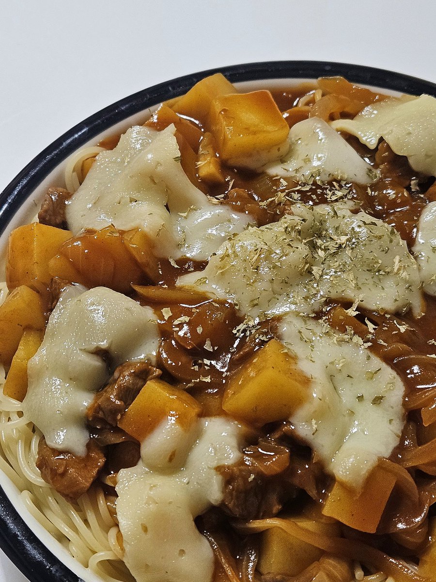 카레 했는데 밥이 없어요
그래서 파스타 삶았어요😋😋😋