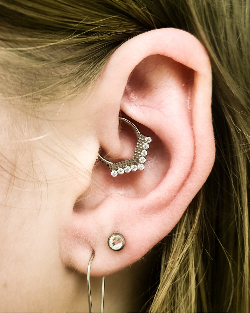 Daith piercings have officially stolen my heart, this beauty was completed with a 1.2 x 10mm hinged ring topped with the prettiest crystal detail. Honestly, I could stare at this piercing all day, it just fits so perfectly.⁠
⁠
#piercing #earpiercing #daithpiercing #safepiercing