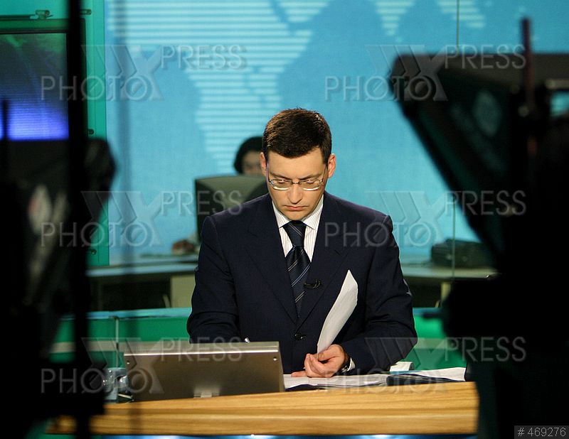 Продюсер НТВ Эльхан Мирзоев становится случайным свидетелем разговора главы телеканала Владимира Кулистикова с ведущим новостей Кириллом Поздняковым (на фото):

— Старик, ты отвечаешь головой за всё, что пройдёт в эфир. За каждое слово. 354 человека, не больше! Паники мне не надо