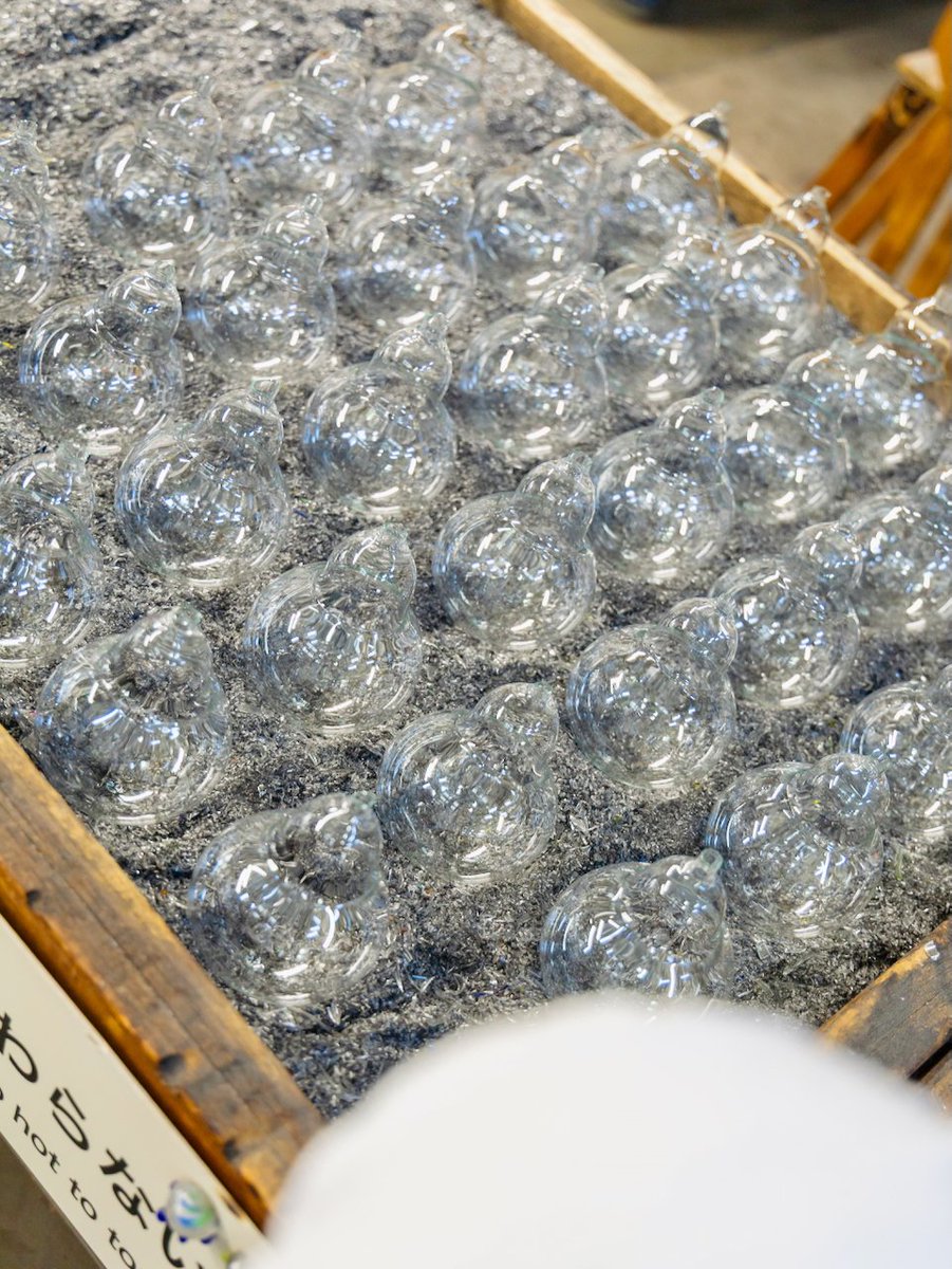 そうか、分かたぞ。
これは、ふうりんの、もとだ。
火の玉が、おきくふくらんで、ふうりんになるんだね！
おもしろいねぇ。