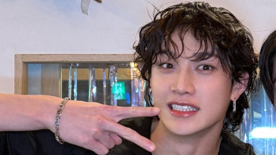 movianthe's tweet photo. BANG CHAN’S CURLY LONG HAIR WITH A MULLET 😭😭😭😭 https://t.co/f1jegnRKe9