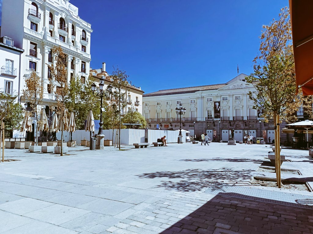 FelixLopez_Rey's tweet image. Y tras convertir la Puerta del Sol en un cocedero, Almeida sigue su labor de cementar Madrid. Así ha quedado la Plza de Santa Ana tras quitar los árboles. Pagamos tod@s.