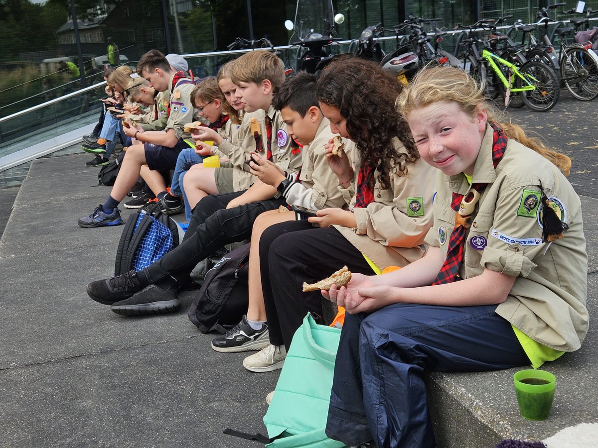 botlektroep's tweet photo. Nog even lunchen voor beeld en geluid en dan naar het centrum voor een spel https://t.co/LsZeOchyuM