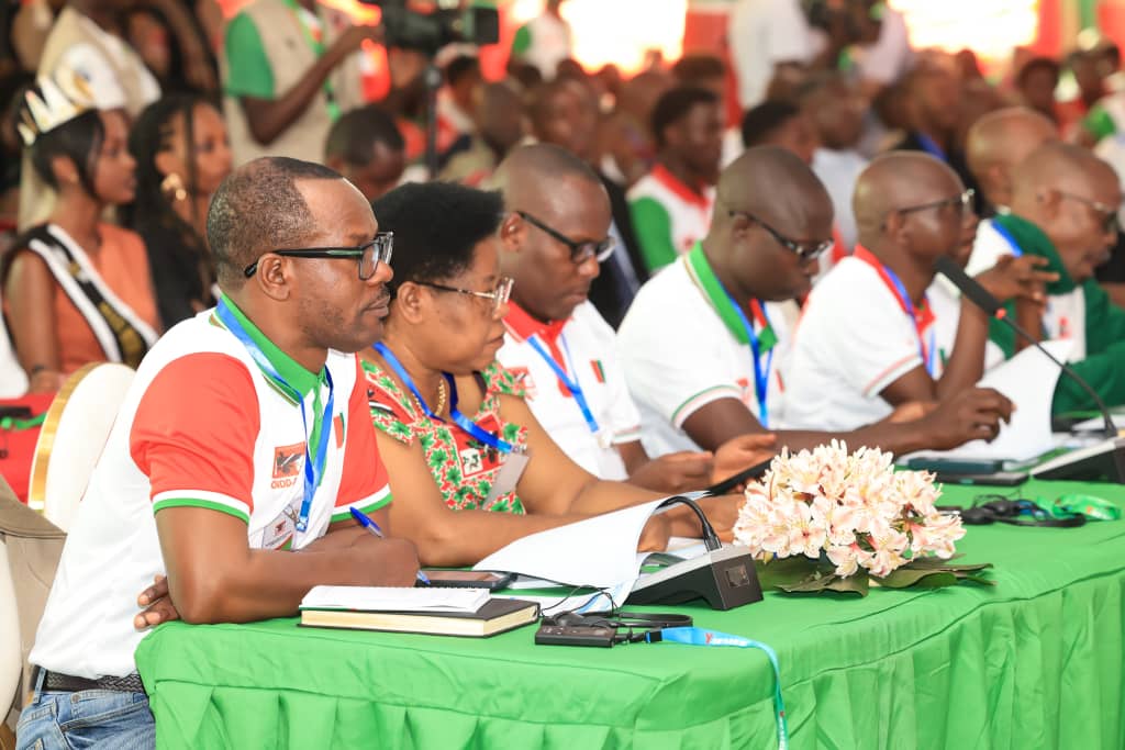 UbumweHebdo's tweet photo. Mu ntumbero yo guhimbaza imyaka 20 irangiye uri ku burongozi bw'igihugu, umugambwe @CnddFdd watunganije,mu ntara ya Gitega ,ikiganiro c'imisi 2 uhereye,ku mboneza z'uwo mugambwe hamwe n'abaserukira iyindi migambwe n'abaserukira amashirahamwe adaharanira ivyicaro vya politike https://t.co/AMbiDm4Vc8