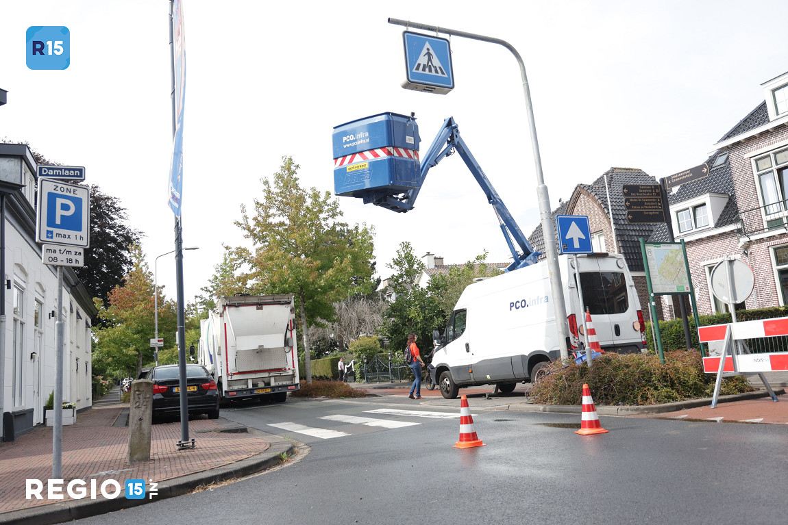 Man valt vanuit hoogwerker in laadruimte vuilniswagen