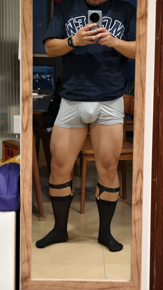 据说这样子袜子就不会往下掉了，哈哈