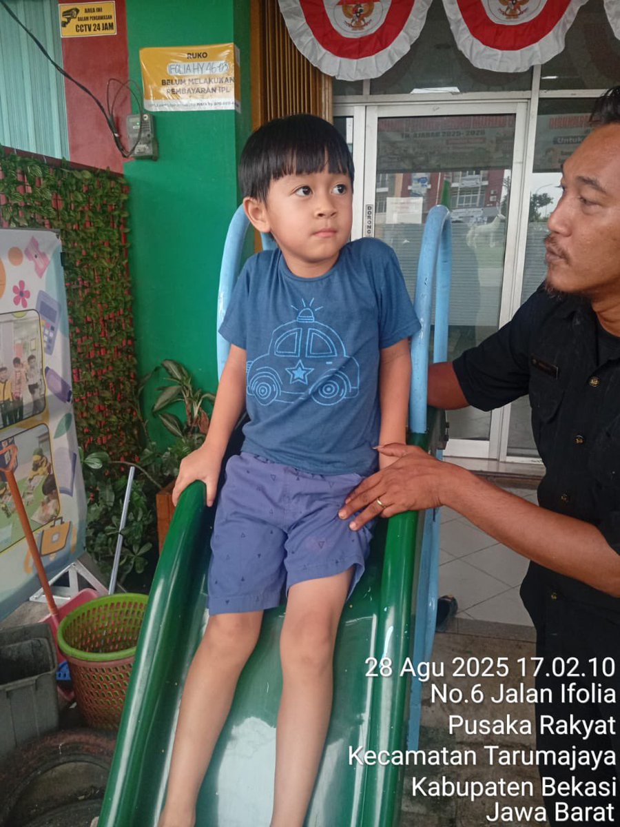‼️INFO DITEMUKAN SEORANG ANAK‼️

“Selamat sore maaf bapa ibu maaf mengganggu   barang kali ada yg kenal dengan anak ini    soalnya ada di tk  sedang duduk sendiri   di tanya gk jawab   siapa tau ada yg kenal 🙏”

Untuk saat ini anak tersebut ada di pos security Cluster Ifolia