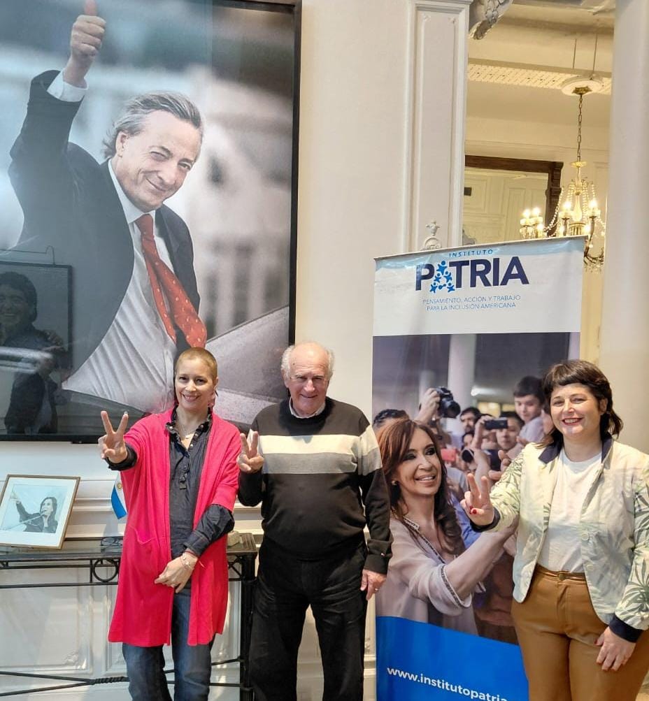 CaroGaillard's tweet photo. Junto a @PRubattino reunimos con @OscarParrilli en el @inst_PATRIAar quien nos manifestó el apoyo a nuestra lista #Ahora503 y a nuestra candidatura y remarcó la importancia en este tiempo tan complejo de tener representantes en el congreso que tengan firmeza, convicción, y coherencia para defender a los argentinos de los ataques de MILEI. 

Hablamos de la situación de la provincia donde el gobierno de Frigerio avala las políticas de MILEI y van juntos a las elecciones en una clara muestra de que son lo mismo.

Le manifestamos nuestra solidaridad con @CFKArgentina y la situación que atraviesa y el saludo de cientos de compañeros que manifiestan su afecto y agradecimiento cotidianamente en la campaña.