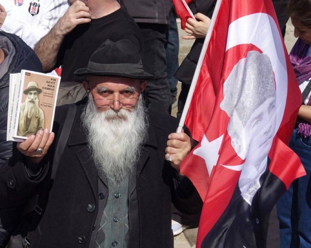 Biri şu Alevi dedesine söylesin.!
Resmini elinde tuttuğu Seyyid Rıza'yı, elinde tuttuğun bayrakta resmi olan Mustafa Kemal Paşa idam etmiştir..
Siyasal Alevilik böyle birşey işte...
Aytekin Meydan