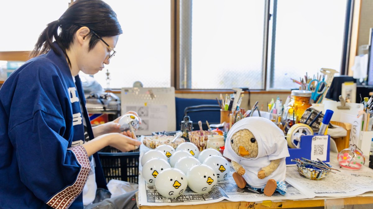 あ、とうめいの、おばけくんふうりんだ。
しょくにんさんが、色ぬりしてるよ。
こちでは、ふうりんに、にがお絵かいたり、色ぬりしてるんだね！

「ふうりんの口がギザギザなのは、その方が音がいいから、わざとギザギザにしてるんだよ。だから全ぶ、ちがう音がするよ♪」て、おしえてもらいました🎐