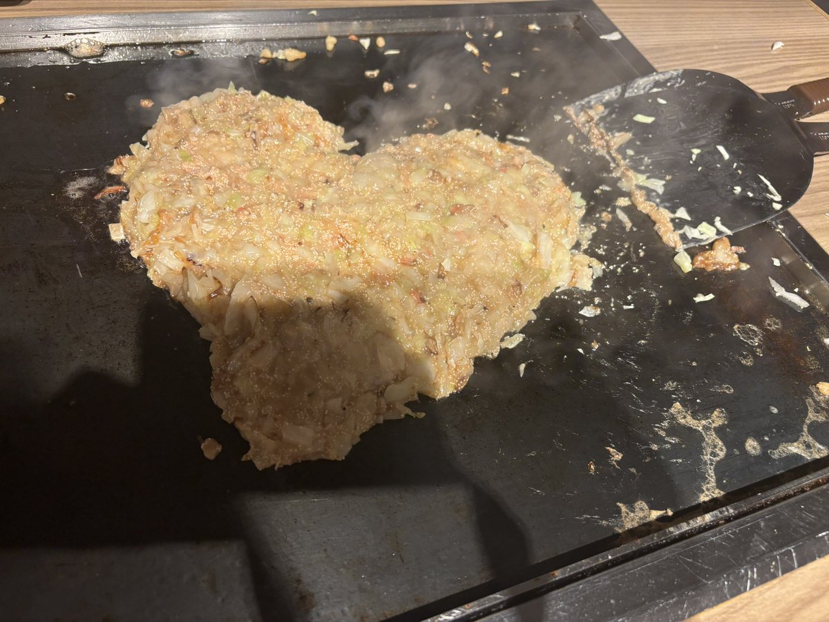 karamari_chan's tweet photo. もんじゃ焼き〜!!😆🦐🐟🍀✨️
定番のもち明太と変わり種のエビチリ頂きました!!
店長さんがハート作ってくれたw( ᐛ )♥
一番自信がある形らしいですꉂ🤣𐤔
#ヵラマリちゃの飯ログ
#KIBORI https://t.co/8Kz3mEiQw9
