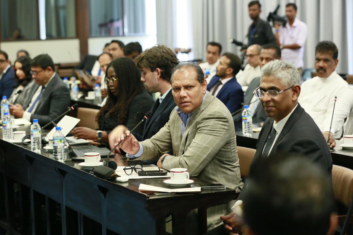 Opposition_LK's tweet image. High-Level Meeting of @TheCVF-V20 &amp;amp; @ParliamentLK Sectoral Oversight Committee on Environment was held to discuss the Climate Prosparity Plan of #lk. @MohamedNasheed, @sajithpremadasa, Hector Appuhami MP (Chair of SOC) and other MPs along with officers participated for the forum.