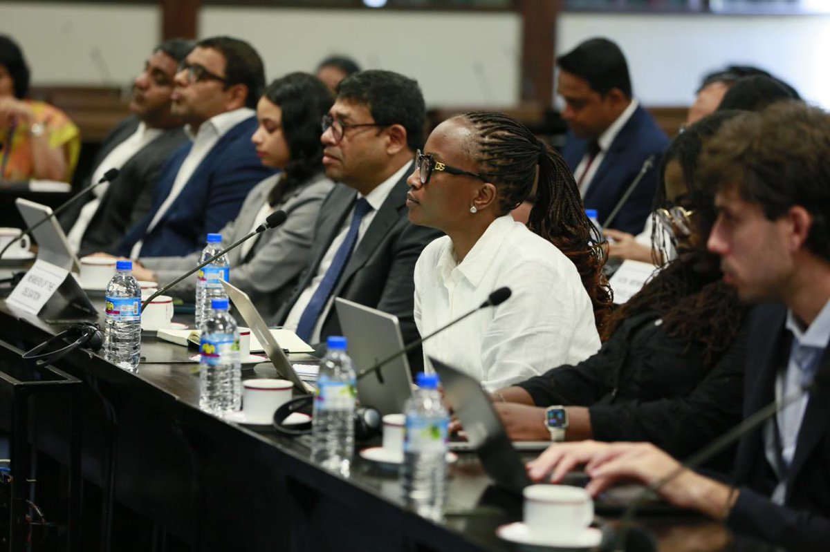 Opposition_LK's tweet image. High-Level Meeting of @TheCVF-V20 &amp;amp; @ParliamentLK Sectoral Oversight Committee on Environment was held to discuss the Climate Prosparity Plan of #lk. @MohamedNasheed, @sajithpremadasa, Hector Appuhami MP (Chair of SOC) and other MPs along with officers participated for the forum.