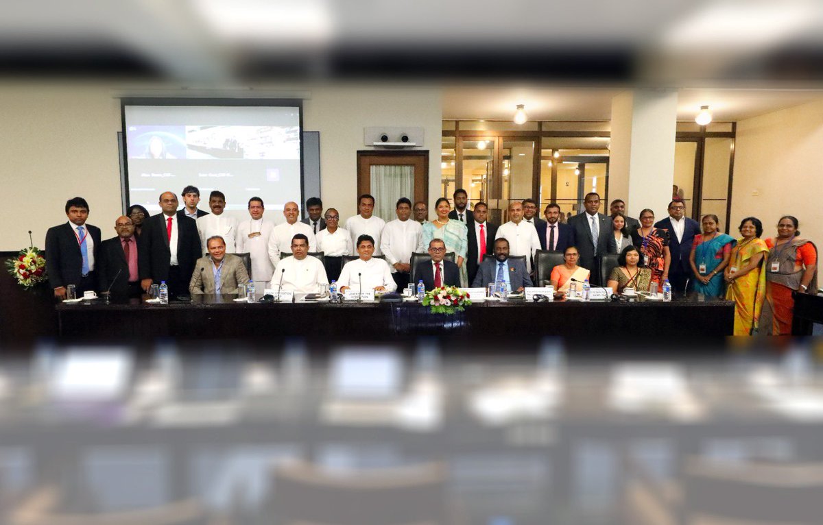 Opposition_LK's tweet image. High-Level Meeting of @TheCVF-V20 &amp;amp; @ParliamentLK Sectoral Oversight Committee on Environment was held to discuss the Climate Prosparity Plan of #lk. @MohamedNasheed, @sajithpremadasa, Hector Appuhami MP (Chair of SOC) and other MPs along with officers participated for the forum.