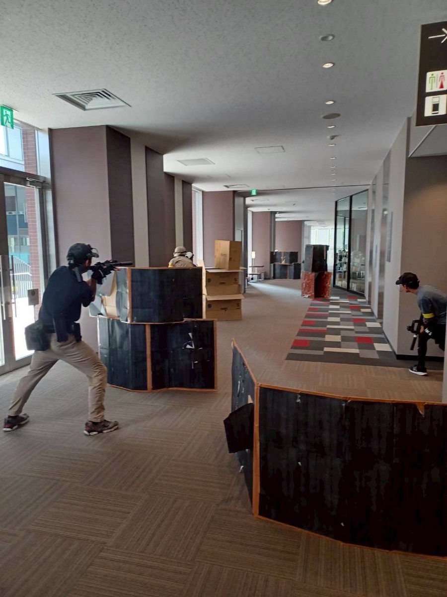 AGU_SABAGE's tweet photo. 本日は大学の1部棟を貸し切って、赤外線サバゲーのイベントを行いました！！

そしてなんと、RedBullさんからの特別エリアも設けて頂きました！✨️

様々な方のご協力のおかげで、素敵な夏休みの思い出になりました☺️

ありがとうございました！🙇

#RedBull 
#愛知学院大学サバゲー部
#MKCサバゲー部 https://t.co/5GK7ULyANi