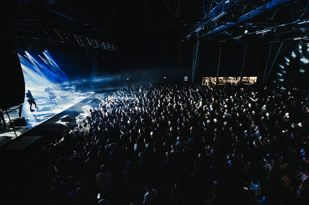 Belaruslu post-punk grubu Molchat Doma, geniş müzik dünyasından seçtiği parçaları 20 Haziran 2025'te JJ Arena'da seslendirdi ✦

Fotoğraflar: Eva Shield