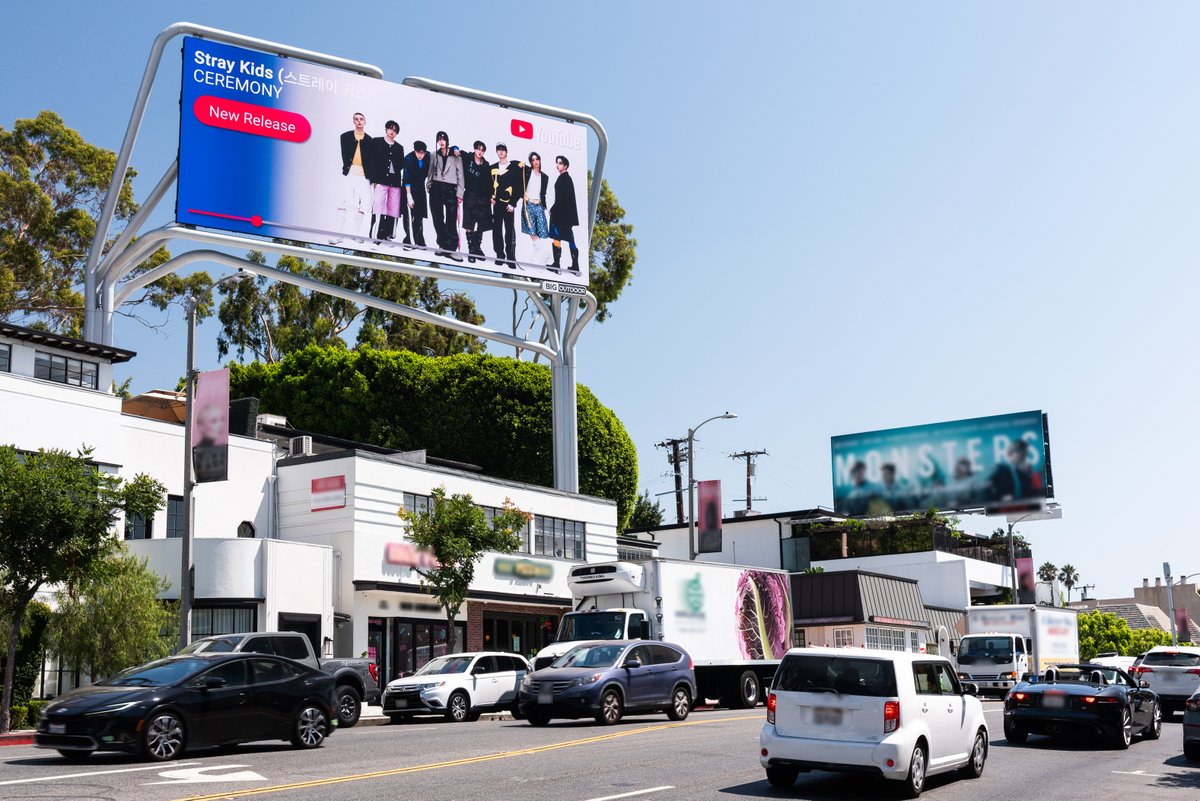 Stray_Kids's tweet image. [스키지기]

뉴욕 타임즈 스퀘어와 LA 웨스트 할리우드에서 만나는 스트레이 키즈의 'KARMA' 🎉

Meet Stray Kids ‘KARMA’ at New York Times Square and Los Angeles West Hollywood✨
Thank you, @YouTube !

Listen to "KARMA" now🏆
stray-kids.lnk.to/KARMA

Listen to "CEREMONY (Maximum Power…