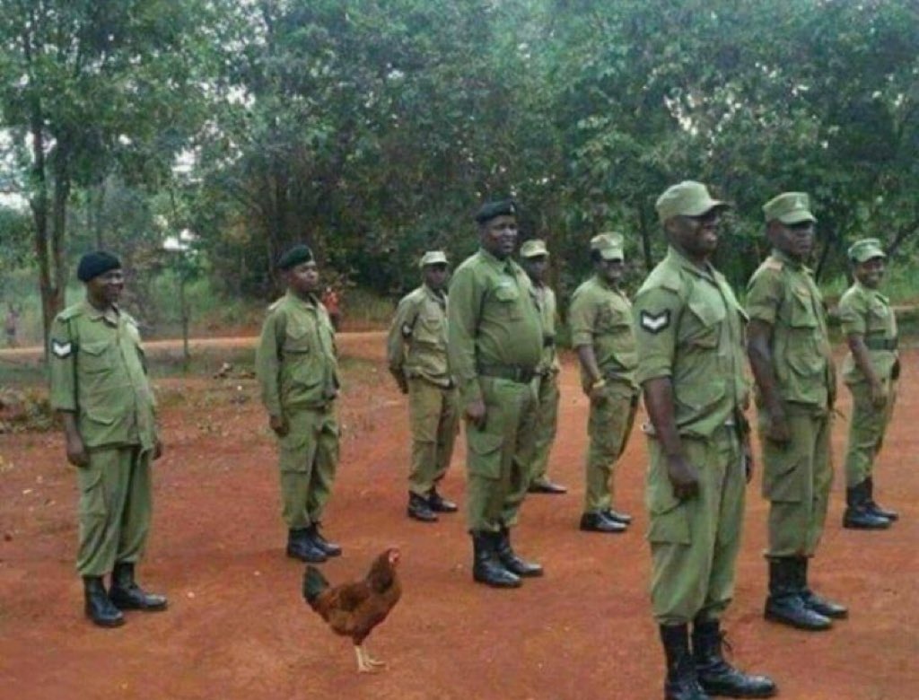 Baryomunsi trying to fix himself in the photo of new CEC members. #BaryomunsiLost