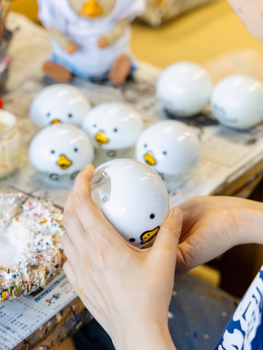 しょくにんさん、言てた。
「おばけくんの白い色は、白い絵のぐに、ちょとだけ、あお色をまぜて、おばけくんぽくなるよおに、色を作てるんだよ！」て。
白なのに、あお色を入れるんだねぇ。
おもしろいねぇ！

ぬりぬりぬり。
ぬりぬりぬり。
あ、だんだん、おばけくんになてきたよ👻