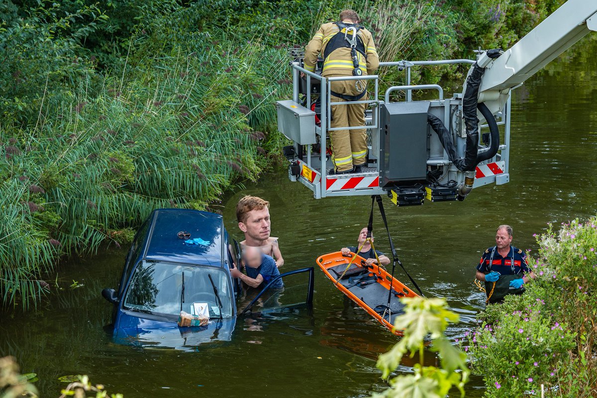 Auto in het water in Zutphen