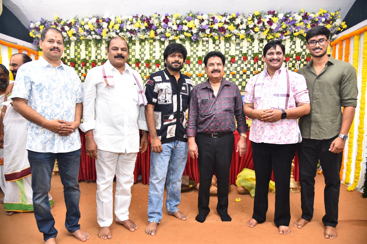 vishal_x_x_7's tweet image. Versatile filmmaker #Svkrishnareddy garu kick-starts his next venture #Vedavyaas with a traditional pooja ceremony at Annapurna Studios 🎬 💥💥

#th #SVK43 #SPFilms 
#VedaVyaasmovie @ChotaKPrasad
#medpatisrinivasreddy @murthymallala
