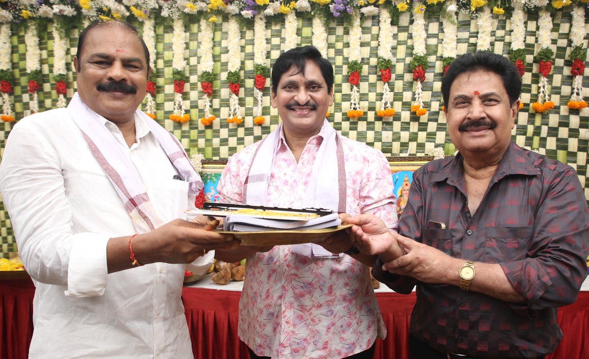 vishal_x_x_7's tweet image. Versatile filmmaker #Svkrishnareddy garu kick-starts his next venture #Vedavyaas with a traditional pooja ceremony at Annapurna Studios 🎬 💥💥

#th #SVK43 #SPFilms 
#VedaVyaasmovie @ChotaKPrasad
#medpatisrinivasreddy @murthymallala