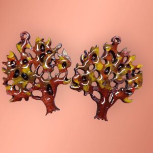 tokamadera_arte's tweet photo. ¿Quieres llevar un pedacito del otoño contigo? 🍂 Los pendientes Árbol Otoñal de Tokamadera son tan únicos que hasta las hojas se sienten celosas. 😉 ¡Atrévete a lucir la naturaleza! #ModaNatural #Tokamadera
https://t.co/1WLnPtjaxL https://t.co/LmstcIxrgr