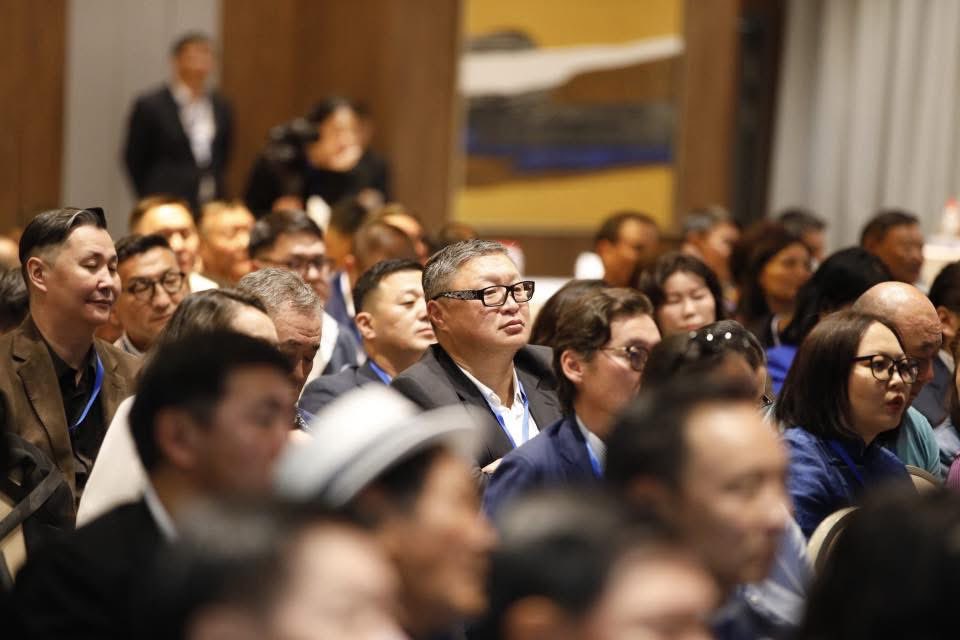 ТЕГ-ын дарга асан Б.Хурц бол үнэхээр үзэл санааны лидер юм байна. Түүн шиг Жонхуу Данх хоёрыг эсэргүүцээд үнэнийг хэлчих аавын хүү харагдахгүй л байна. Ер нь байхгүй болсон цаг! 

Улс орны амин чухал сүнс нь болсон Тагнуулын байгууллагын дарга нь ийм эх оронч, ардчилсан үзэл