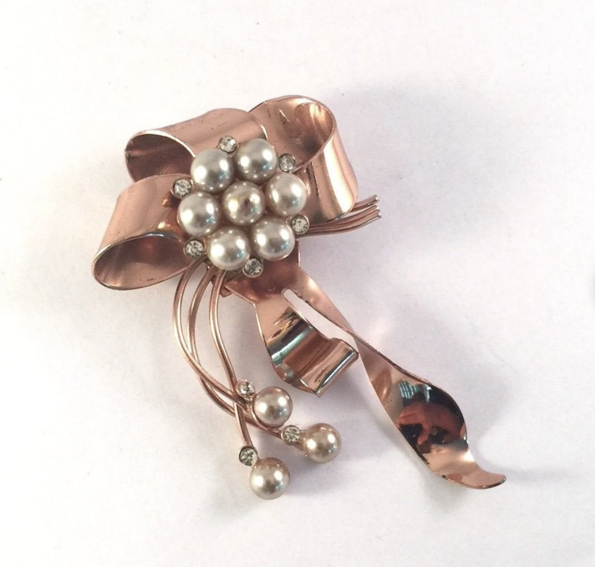 benjiboyvintage's tweet photo. Large Vintage Rose Gold Bow Brooch, Large Vintage Pin with Pearls and Rhinestones, Unique Vintage Fashion Accessory Jewelry Gift https://t.co/wypjOK9rUV via @Etsy #benjiboyvintage #bowbrooch #rosegoldbrooch #1940sjewelry #goldandpearls #largebrooch #pearlsandrhinestones https://t.co/o1Xk5uenj2