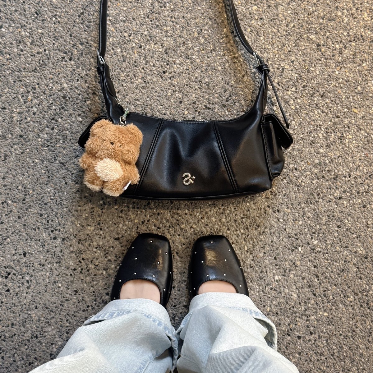 yoxrgravity's tweet image. แวะมารีวิวใบนี้ให้ด้วย hobo bag ที่คนถามเยอะ คอลใหม่ของ asissy.club มาร์ใช้สีดำ ทรงสวย + หนังดีมากกก ดูแพงแบบไม่น่าเชื่อว่าหลักร้อย 🥹