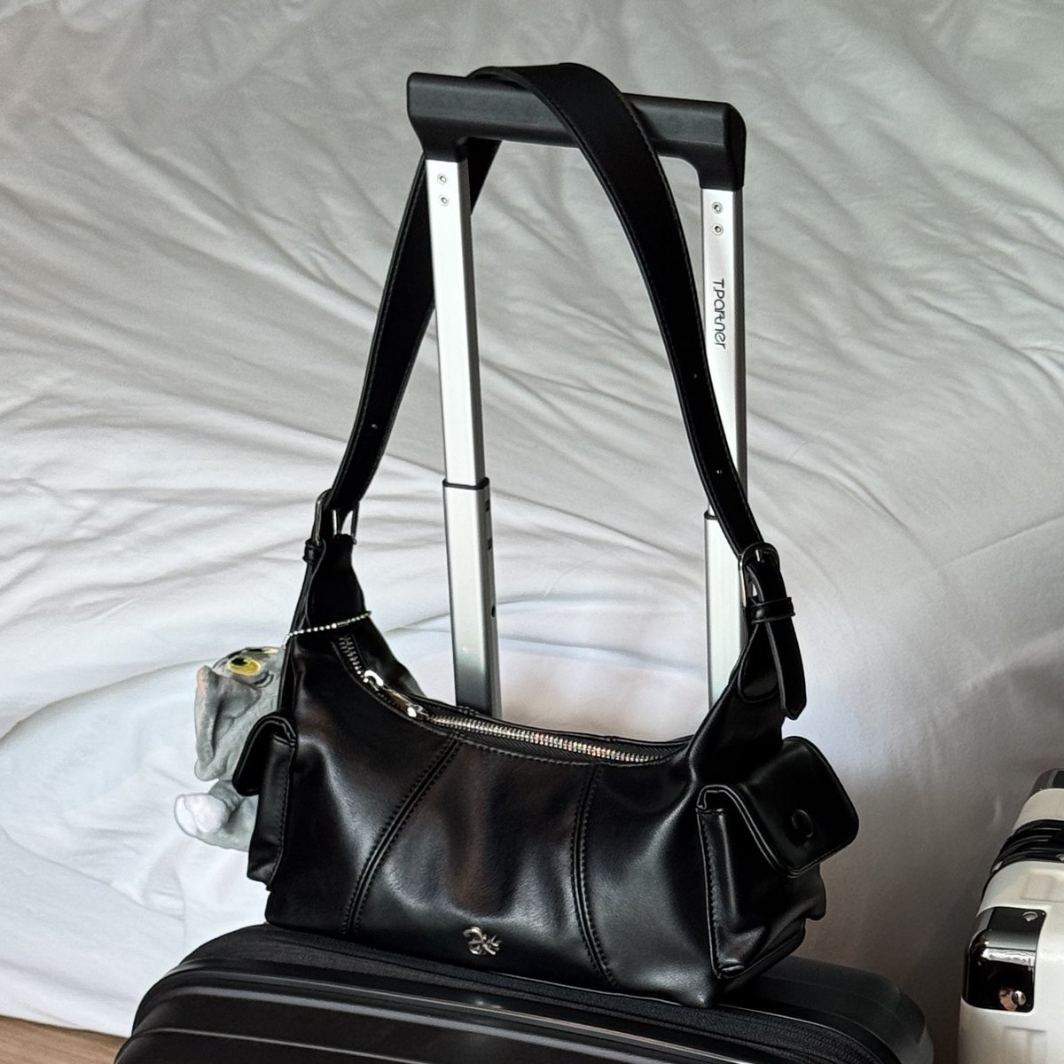 yoxrgravity's tweet image. แวะมารีวิวใบนี้ให้ด้วย hobo bag ที่คนถามเยอะ คอลใหม่ของ asissy.club มาร์ใช้สีดำ ทรงสวย + หนังดีมากกก ดูแพงแบบไม่น่าเชื่อว่าหลักร้อย 🥹