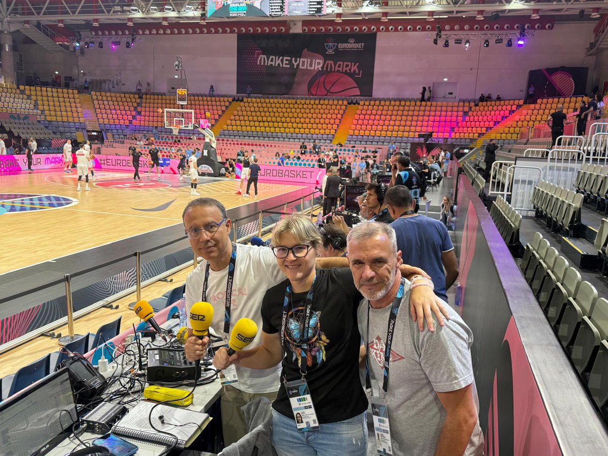 Carrusel Deportivo (@carrusel) on Twitter photo 🏀📻#EuroBasket EN DIRECTO‼
🏟 Spyros Kyprianou
🇪🇸 ESPAÑA - GEORGIA 🇬🇪
🗣 Narra <a href="/PacojoSER/">Pacojo</a>
🎤 Inalámbrico <a href="/martacasas/">Marta Casas</a>
🎙 Dirige <a href="/garridocarrusel/">Dani Garrido</a>
👥 Con <a href="/JmCalderon/">José Manuel Calderón</a> <a href="/CarlosSuarezWeb/">Carlos Suárez</a> <a href="/Oscarquintanav/">Oscar Quintana Viar</a>
🔌 Tec Chema Sendra
🔴EN VIVO youtube.com/live/7onTxtPA3… 🏀📻#EuroBasket EN DIRECTO‼
🏟 Spyros Kyprianou
🇪🇸 ESPAÑA - GEORGIA 🇬🇪
🗣 Narra <a href="/PacojoSER/">Pacojo</a>
🎤 Inalámbrico <a href="/martacasas/">Marta Casas</a>
🎙 Dirige <a href="/garridocarrusel/">Dani Garrido</a>
👥 Con <a href="/JmCalderon/">José Manuel Calderón</a> <a href="/CarlosSuarezWeb/">Carlos Suárez</a> <a href="/Oscarquintanav/">Oscar Quintana Viar</a>
🔌 Tec Chema Sendra
🔴EN VIVO youtube.com/live/7onTxtPA3…