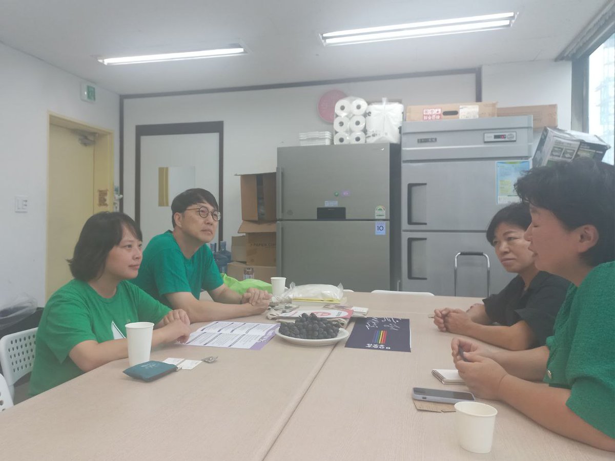 녹색당 이상현, 김찬휘 신임 공동대표가 오늘 전국여성농민회총연합을 예방했습니다. 정영이 회장, 신지연 사무총장께서 두 팔 벌려 맞아주셨습니다.