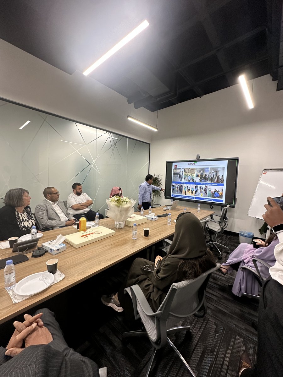 FirstGulfHQ's tweet image. تشرفنا في إدارة المرافق بشركة الخليج الأولى بزيارة من وفد المعهد البريطاني لعلوم التنظيف @BICSc_UK 
استعرضنا عملياتنا والتزامنا بالجودة، وناقشنا أبرز توجهات القطاع، وكيف تسهم 🇸🇦 في وضع معايير جديدة للتميّز.
#إدارة_المرافق #BICSc #السعودية #الجودة