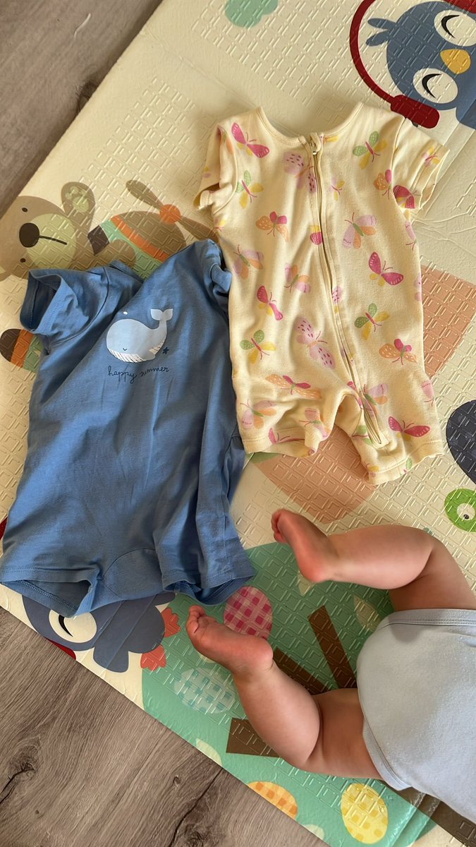 “Que pijama lle poñemos a Martiño e cal a Xulia?
Lara: a Xuli o da ballena e a Martiño o das mariposas”

Nacemos ben, a merda de estereotipos son o que nos empodrecen.