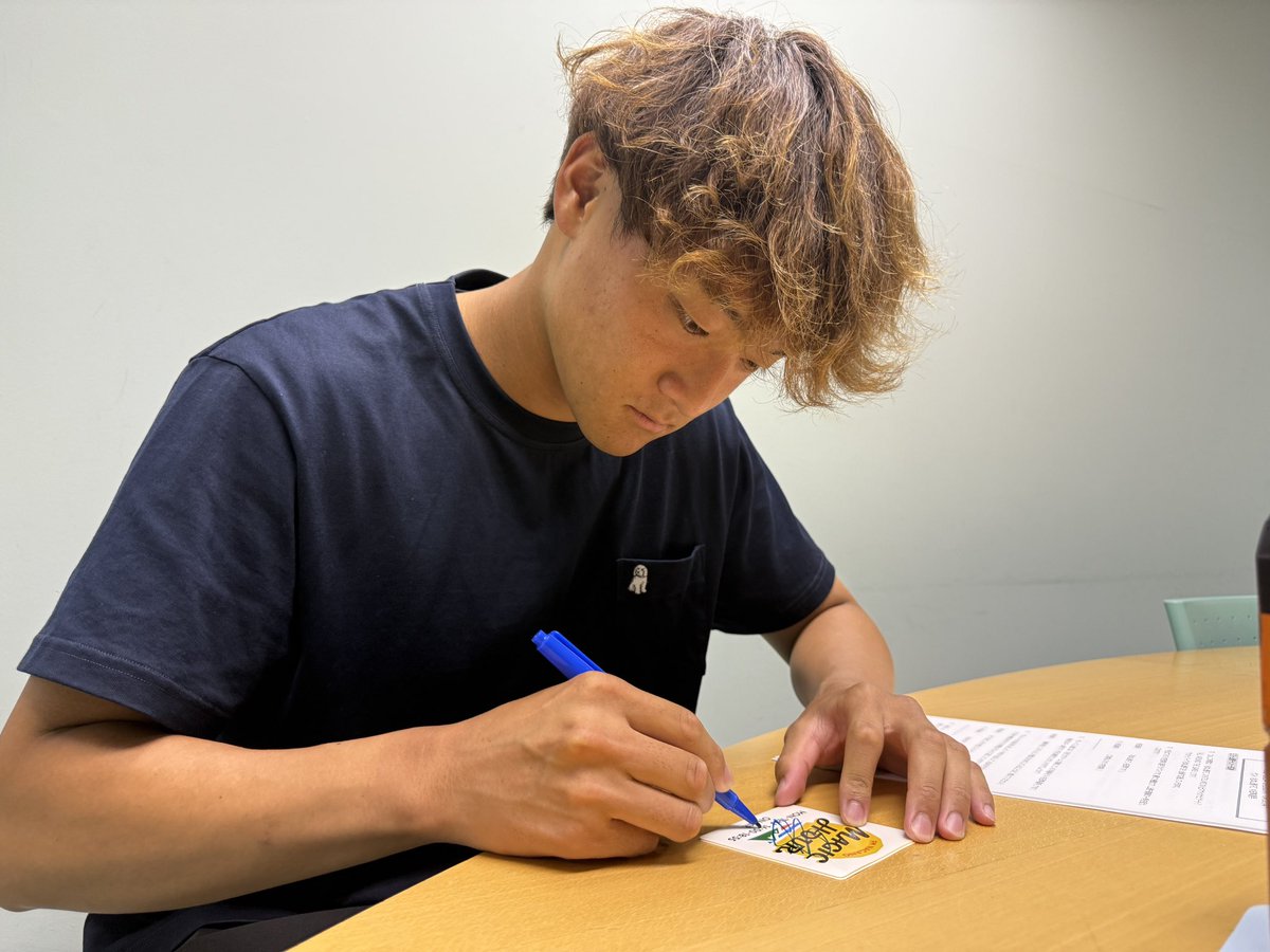 yamagafc's tweet photo. 【メディア情報】
この後、16:38頃から、#杉田隼 選手が #FM長野 「#MAGIC_HOUR 」~ #ALL_AROUND_THE_GANS ~に生出演します❗️
プレゼントステッカーにサインをする杉田選手🎙️
ぜひお聞きください📻
@MAGICHOUR797
#yamaga #マジカワ https://t.co/Y2qGGcKBaa