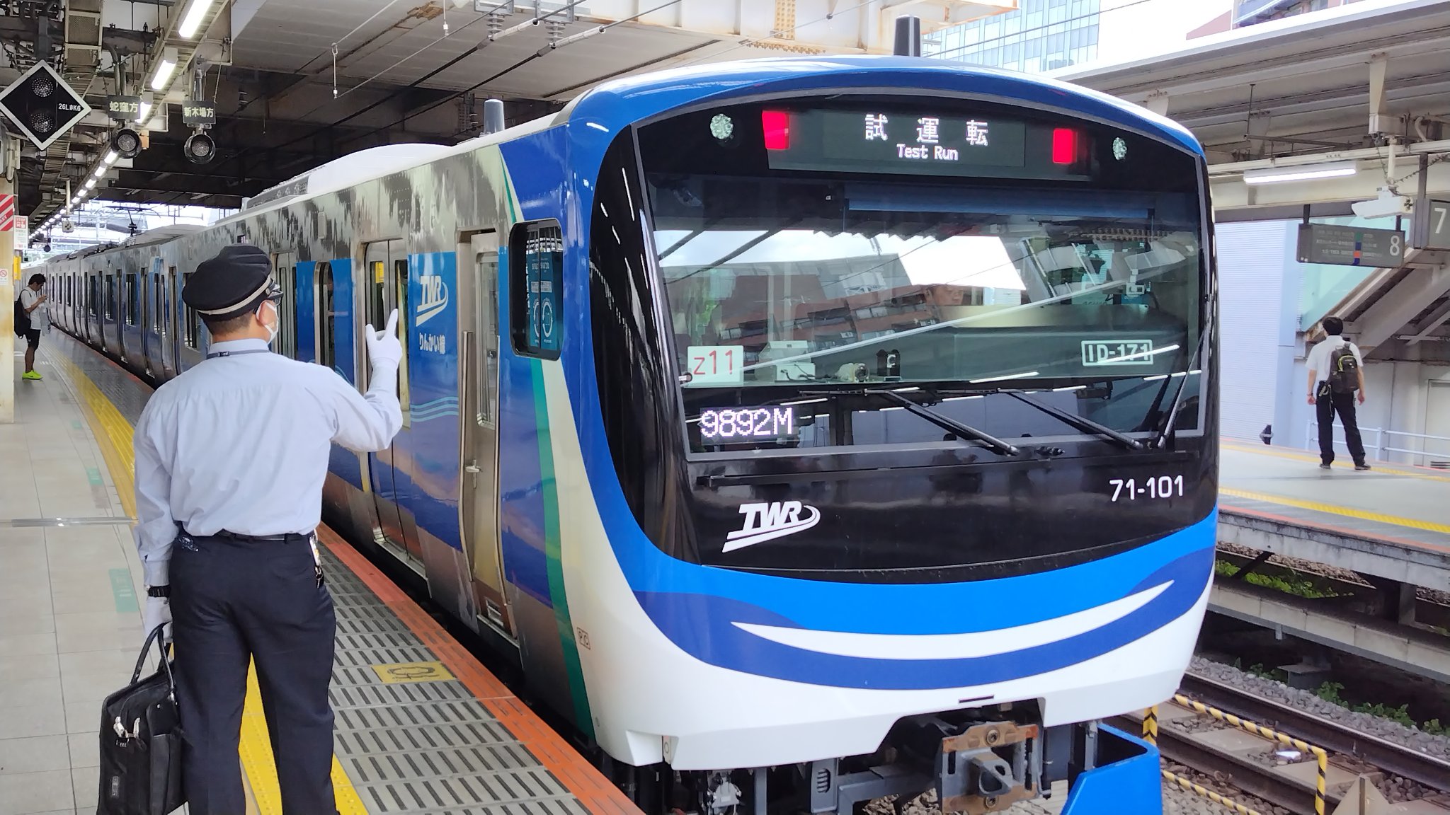 ういな様 開放感ある車内へ】イルカのような顔！りんかい線新型車両71-000
