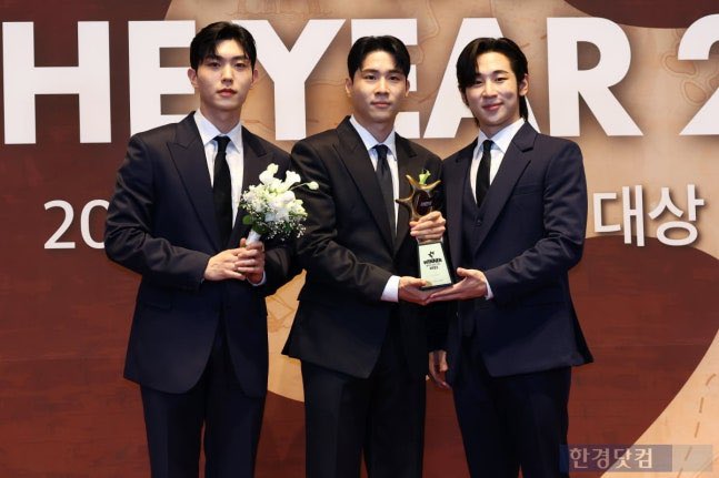 △멋진 세 남자
△완벽한 슈트핏
△팬들에게 보내는 하트~
△멋짐 폭발